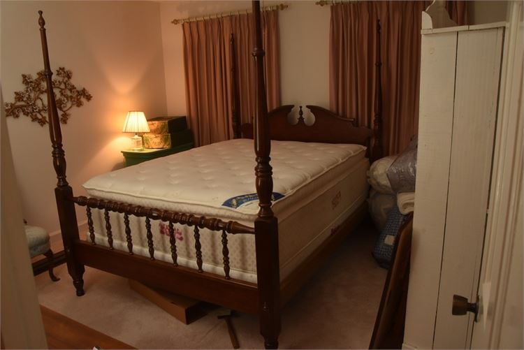 Queen Poster Bed With Mattress