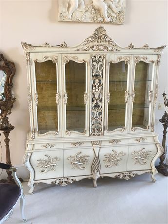 Beautiful White, Lighted Cabinet Velvet Backed. Absolutely exquisite.