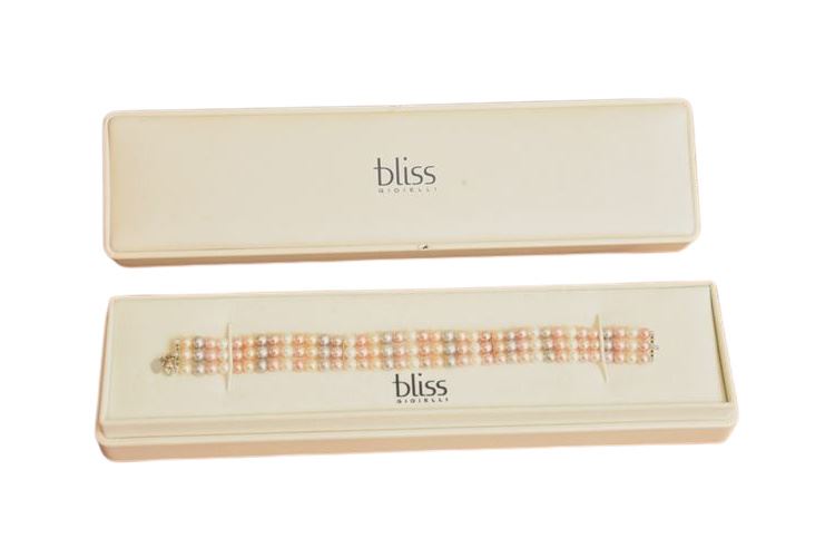 Paradise 18 karat white gold, 4.5 mm pearl free row bracelet Bliss by Damiani.