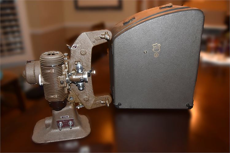 EARLY 1950'S BELL AND HOWELL 8MM PROJECTOR (DESIGN 122 MODEL L)
